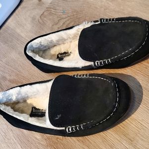 Koolaburra by Ugs Slipper, black.